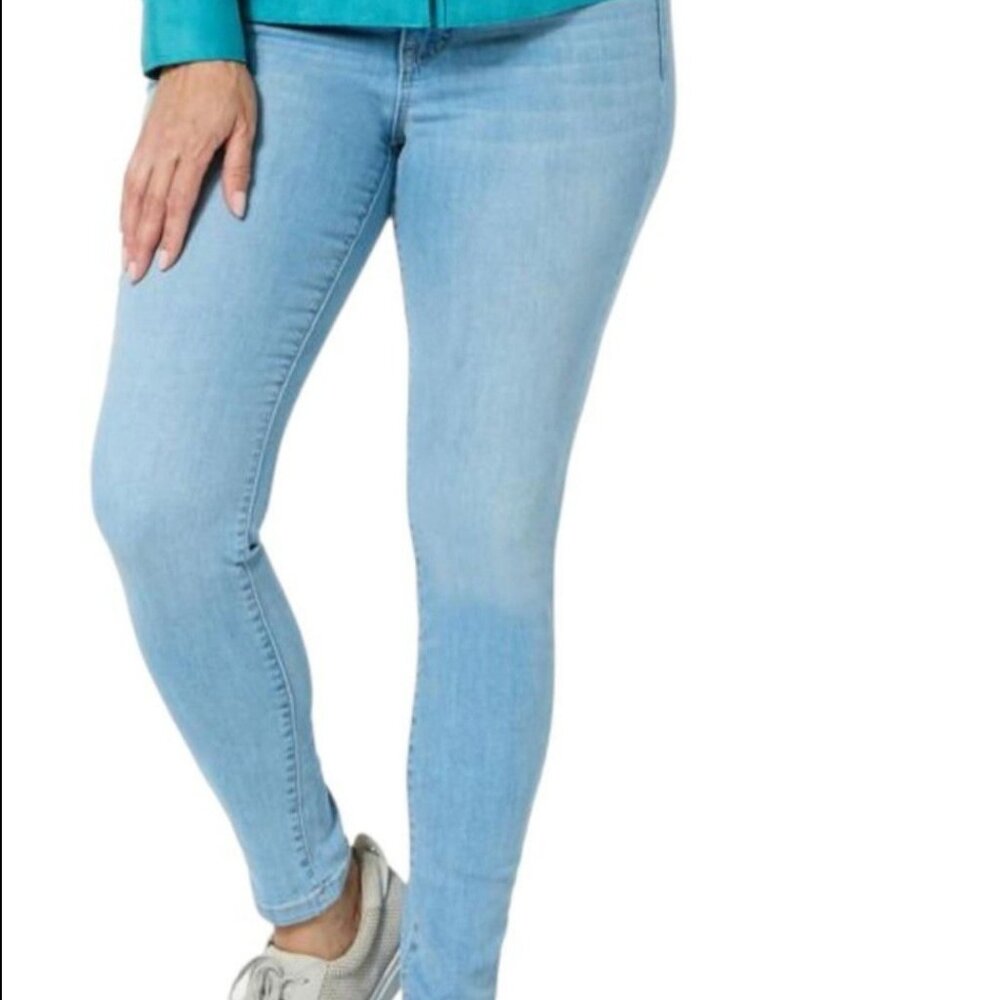 Size 8 Colleen Lopez 5-Pocket Skinny Jeans Light Blue Wash